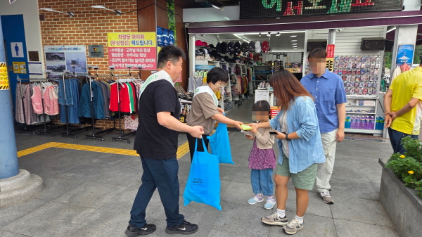 고속도로 이용객에게 교통안전 홍보용품 전달 장면