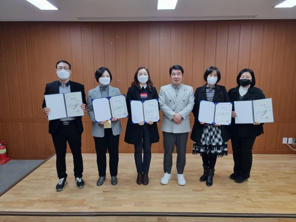 우수강사 표창장 수여 사진 첫번째