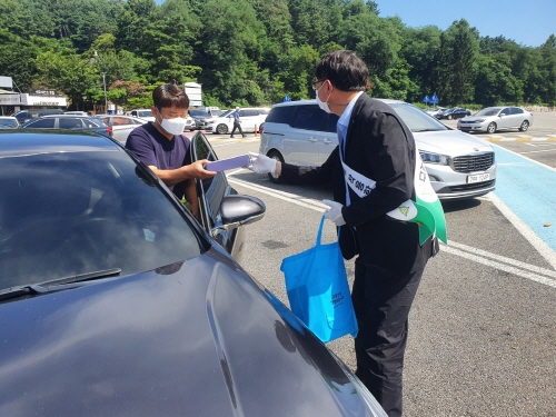 하계 휴가철 안전운전을 위한 교통안전 캠페인용품 전달사진