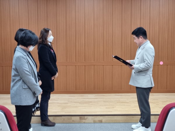우수강사 표창장 수여 사진 두번째