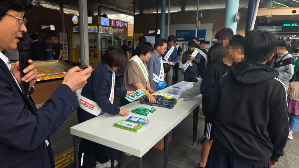 익산미륵사지휴게소에서 교통안전 리플릿 배부 모습